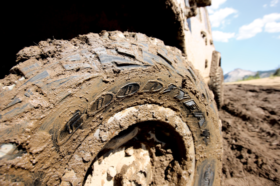 MT Offroad-Reifen müssen sich durch den Schlamm kämpfen können, deshalb sind sie etwas grobstolliger ausgelegt, müssen aber auch die S-Kennung aufweisen (Foto: Goodyear)
