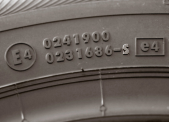 Die S-Markierung finden Sie an der Reifenflanke (Foto: GTÜ/Continental)